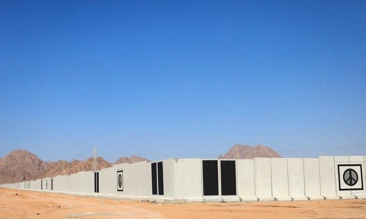 Шарм-эль-Шейх обнесли гигантской бетонной стеной для защиты туристов