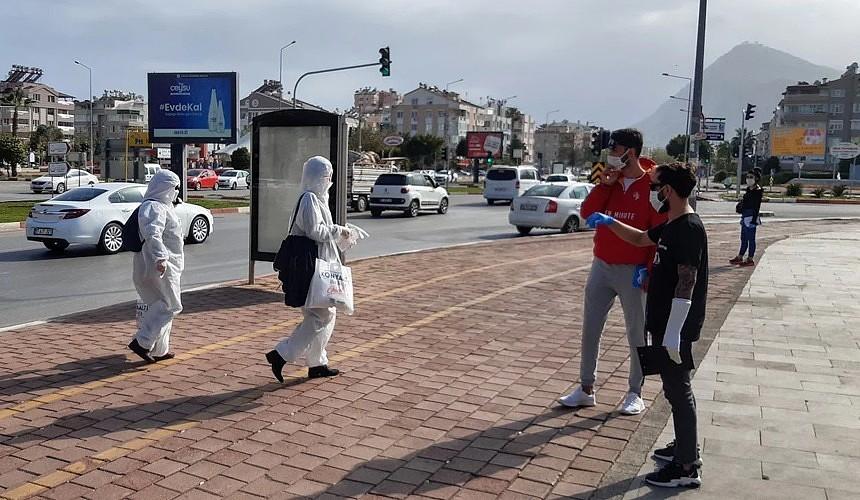 В Турции усиливается контроль за ношением масок и соблюдением социальной дистанции