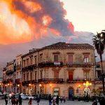На Сицилии любуются извержением вулкана без туристов