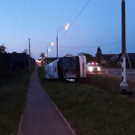 Автобус с туристами из Подмосковья перевернулся в Новгородской области