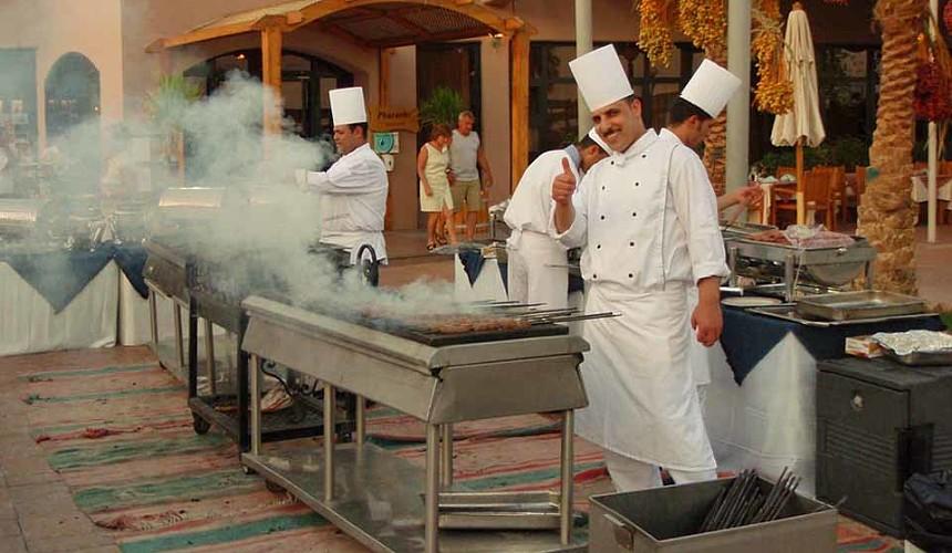 Власти Египта снимают ограничения на работу ресторанов и ТЦ