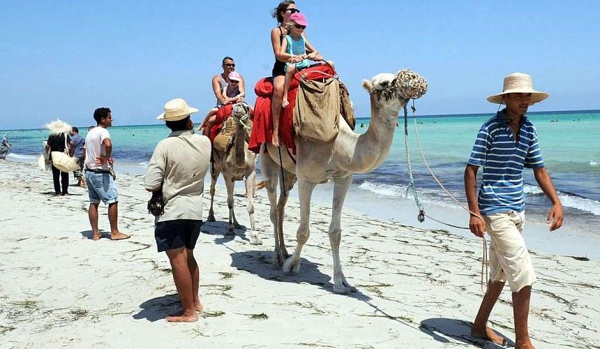 Тунис снова требует ПЦР-тесты даже у вакцинированных туристов
