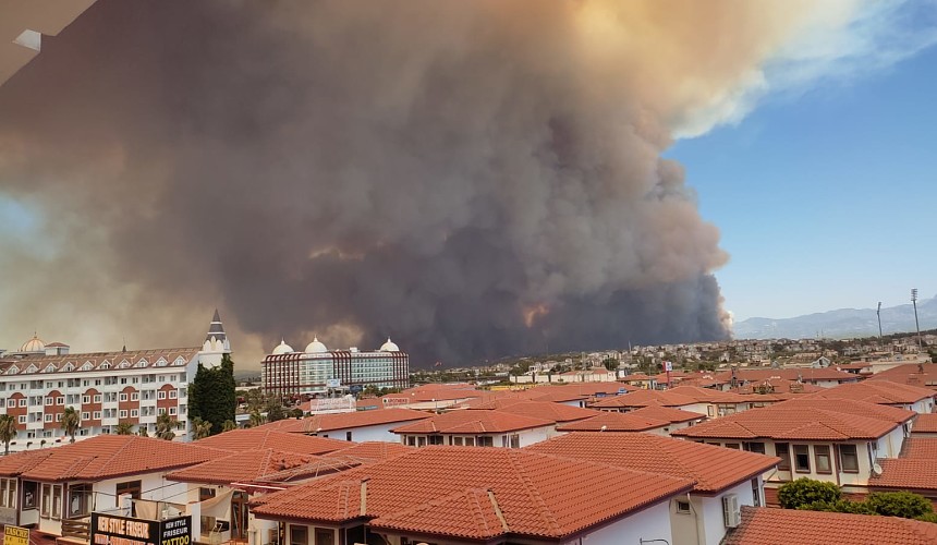 Туристы в Сиде обеспокоены дымом от лесного пожара