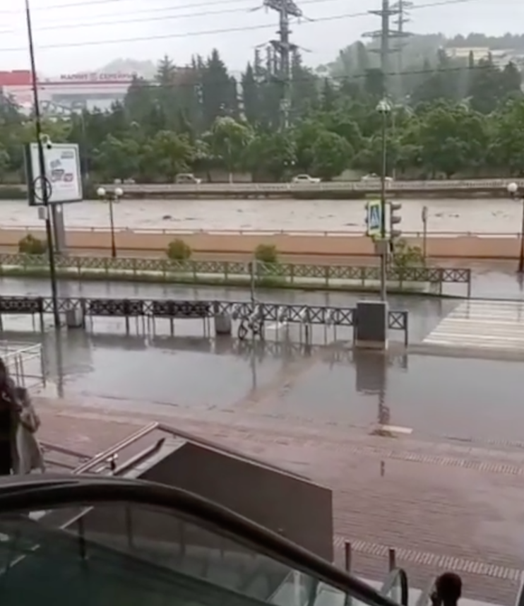 «Машины плывут, дома топит» – очевидцы о ситуации в районе Сочи