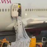 В Шереметьево пассажир открыл аварийный люк самолета