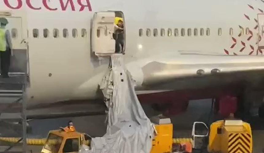 В Шереметьево пассажир открыл аварийный люк самолета