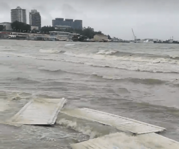 «Анапу затопило, пляж унесло» – очевидцы сняли последствия сильных дождей