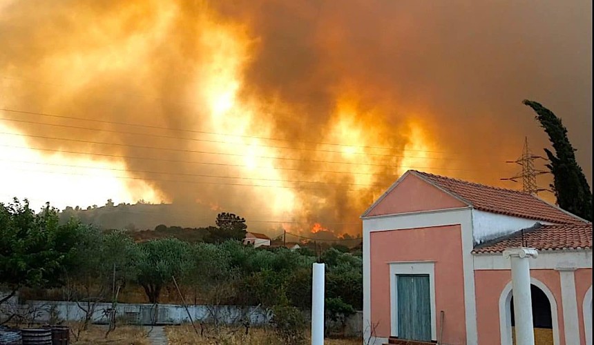 Остров Родос охватил сильный лесной пожар
