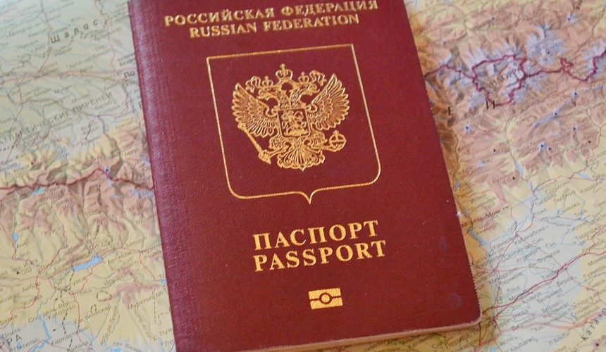 Законопроект об изъятии загранпаспортов у должников внесен в Госдуму
